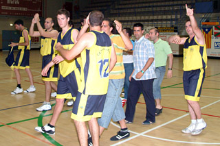 Els jugadors van celebrar amb l'afició la permanència a Segona Catalana. fdg / miquel vall