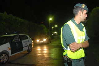 Un dels controls nocturns que fa la Guàrdia Civil a Sitges des dels assalts violents a xalets. FdG/Carles Castro