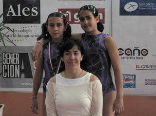Les dues gimnastes amb la seva entrenadora