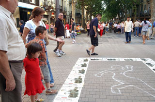La rambla va ser l'escenari de la inciativa per lluitar contra les armes. fdg/marcel fabra