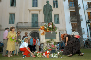 Ofrena de les dones de l'Associació del Ram de Tot l'Any a l'escultura de Rusiñol de Sitges. FdG