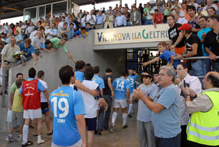 L'afició del Vilanova va mostrar la seva alegria per uns jugadors que estan a punt de fer historia. fdg/miquel vall