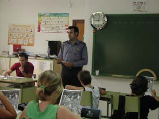 Agents Municipals daquest municipi es traslladen a lescola per a explicar el què cal fer per gaudir dels coets