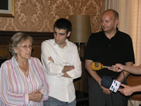 El regidor Xavier Carbonell amb Marina Bru i Joaquim Millan. Solblau