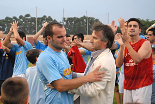 David Avila es consolat per un del membres de la directiva en finalitzar el partit. fdg/miquel vall