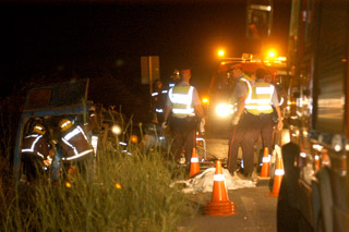 La policia i els bombers retirant els vehicles accidentats. fdg/rita lamsdorff