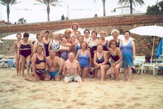 Els alumnes del Casal d'Avis a la platja de Sitges