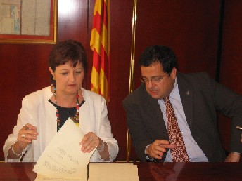La consellera de Benestar i Família, Carme Figueras, i l'alcalde de Vilanova, Joan Ignasi Elena, durant la signatura del conveni.