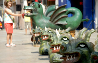 Prop de quinze dracs infantils es troben a Vilanova per celebrar l'aniversarri del Barrina. fdg/rita lamsdorff