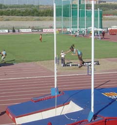 Anna Palou realitzant el primer salt de la competició