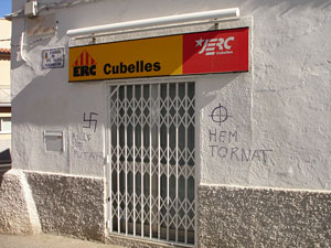 Façana del local on han aparegut les pintades