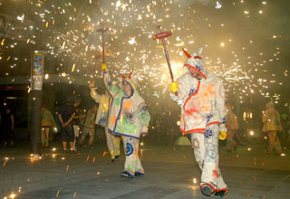 Els nous vestits dels diables ja coneixen el foc. fdg/rita lamsdorff