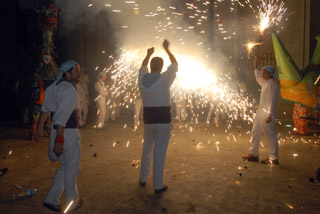 Imatge de l'encesa general al vot del Poble davant la verge de les Neus. fdg/c. castro