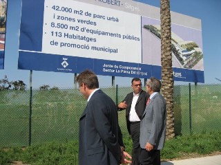 El conseller Sabaté ha visitat les obres de la nova piscina de Sitges.