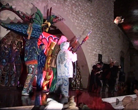 Éssers malèfics, el Cabró, la Malèfica, el Barrina i la Llum Celestial (a la balconada) en plena actuació.