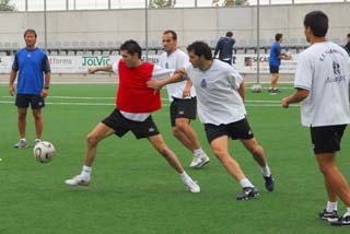 Palanca dirigint els entrenaments dels seus homes ahir a l'Estadi. fdg/ miquel vall