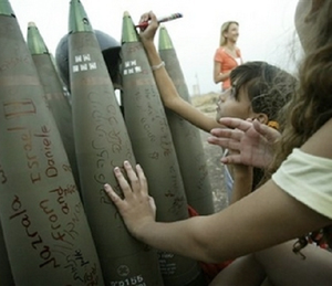 Niños israelitas mandan “regalitos” escritos a los niños libaneses