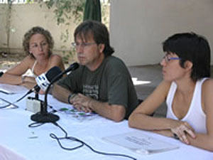 Tomàs Álvaro, amb Carme Feliu i Mònica Rovira, durant la roda de premsa.