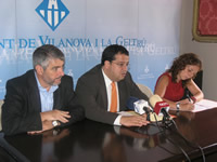 El president del Consell Comarcal del Garraf, l'alcalde de VNG i la regidora d'Eduació, en la roda de premsa d'avui