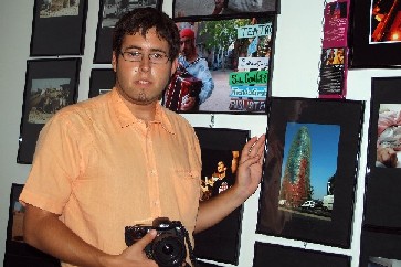 Miquel Vall al costat de les seves fotografies, a Perpinyà.