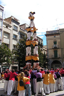 4 de 7 dels Bordegassos a la diada castellera de Figueres. foto/clara pérez