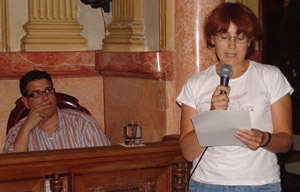La representant de la plataforma va llegir el comunicat al ple de Vilanova