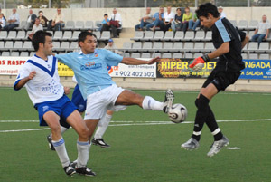 Santi Triguero intenta entrar una pilota davant el porter. fdg/miquel vall