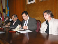 La signatura del conveni es va fer al Saló de Plens de l'Ajuntament de Vilanova.