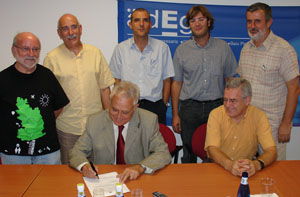 Acte de la signatura amb el president de l'ADEG i els membres de la plataforma