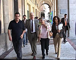 Ferran Mascarell acompanyat de l'alcalde de VNG i altres autoritats a la plaça de la Vila
