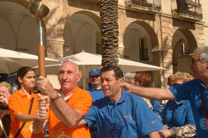 La torxa a la seva arribada a la plaça de la Vila. fdg/marìa