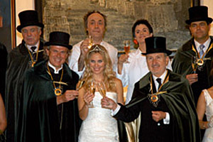 La nova reina del cava acompanyada dels components de Polonia i els confrares. fdg/rita lamsdorff