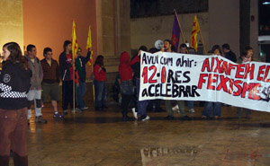 Un centenar de joves es manifestar contra el feixisme