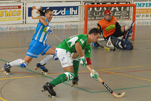 Roger Boira autor d'un dels gols de Vilanova atacant la porteria del Blanes. fdg/c. castro