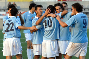 David Avila es felicitat pels seu companys en el seu gol número 50. fdg/miquel vall
