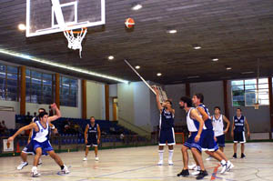 El duel comarcal es va decantar per l'equip de Cubelles. fdg/marcel fabra