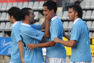 Santi Triguero autor d'un dels gols vilanovins felicitat pels companys. fdg/miquel vall