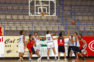 Imatge del partit disputat entre el sènior masculí del Sampa i el CB Olímpic BCNORD. fdg/marcel fabra