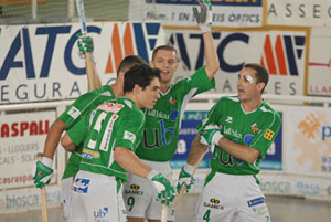 Els jugadors felicitant a David Ros pel primer gol del CP Vilanova Ull Blau. fdg/c. castro
