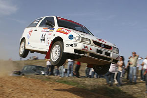 Imatge de l'equip protagonitzant un espectacular salt. foto/Agustí Domingo