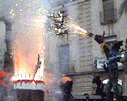 El Drac petit de la Geltrú, bufant el seu pastís d'aniversari, al juliol.