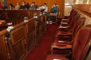 Les cadires dels regidors de CiU van estar buides durant tot el ple. fdg /Rita Lamsdorff