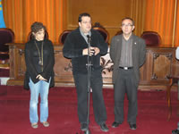 Joan Ignasi Elena i Iolanda Sánchez amb Joan Coscubiela, aquest matí al Saló de Plens
