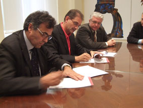 Jordi Baijet i Antoni Fogué signant el conveni.