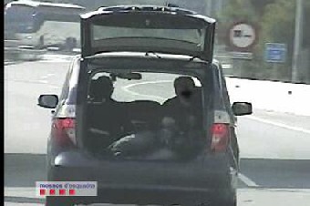 Imatge d'un dels vehicles sancionats. El càmara està assegut al maleter del cotxe.