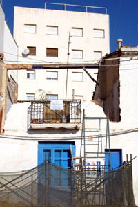 La imatge d'aquesta casa abans de ser enderrocada va ser la portada de la revista municipal 08800 del mes d'octubre