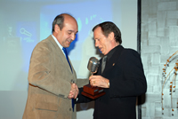 Jordi Martí rep el Micròfon de Plata.
