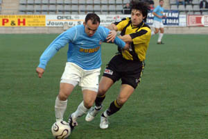 David Avila lluitant amb un jugadaor del Mataró en una imatge d'arxiu. fdg/miquel vall