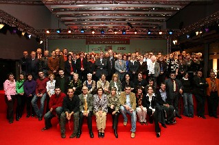 Fotografia de grup dels guardonats a la 33 edició dels Premis Caixa Sabadell entregats a Sitges.