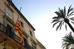 La bandera de lAjuntament onejarà a mitja asta en record a Isaac Gálvez. fdg/rita lamsdorff